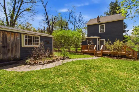 a view of a house with backyard