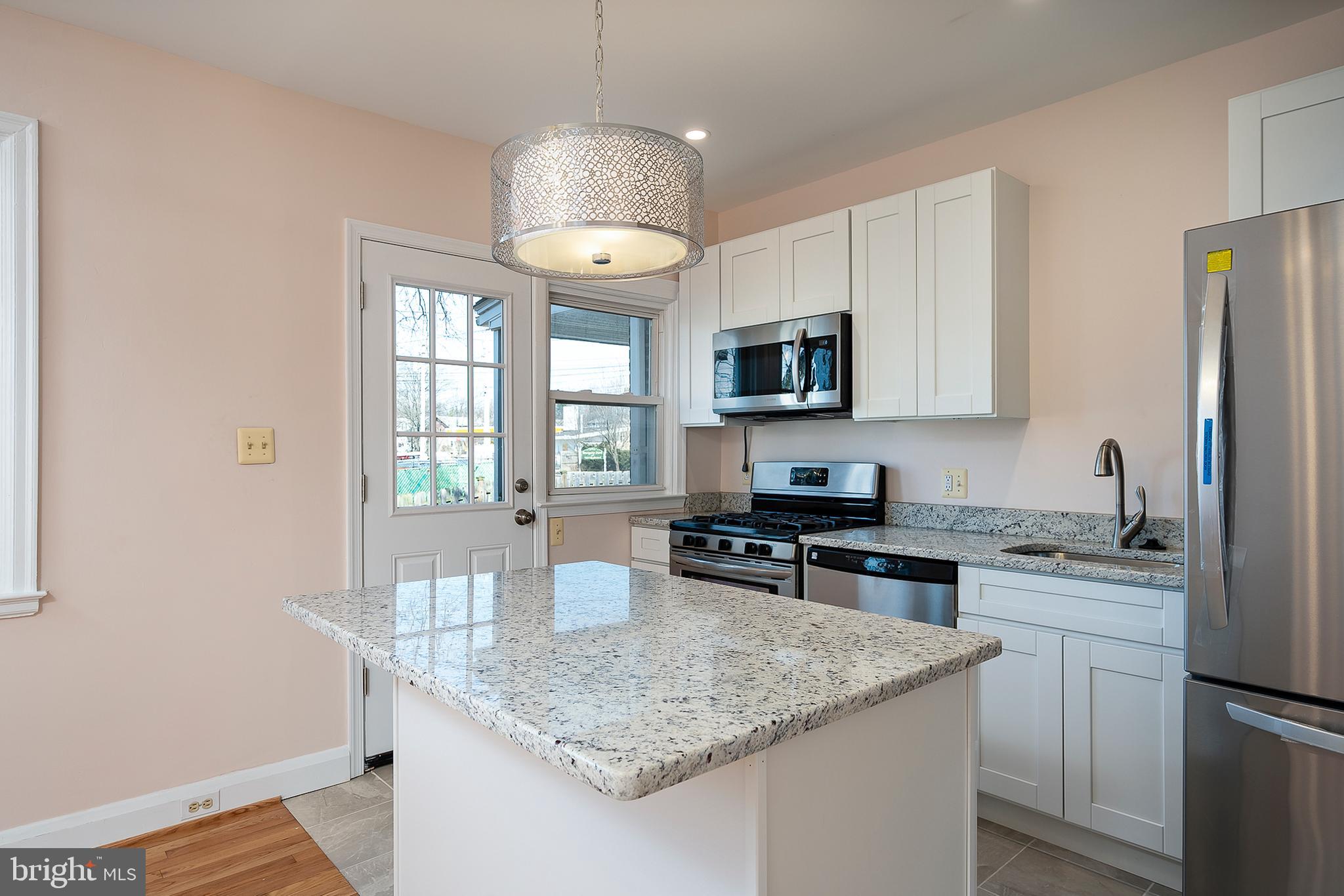 102 Westowne Road Baltimore, MD 21229 - Photo 11 of 31 Beautiful new granite countertops