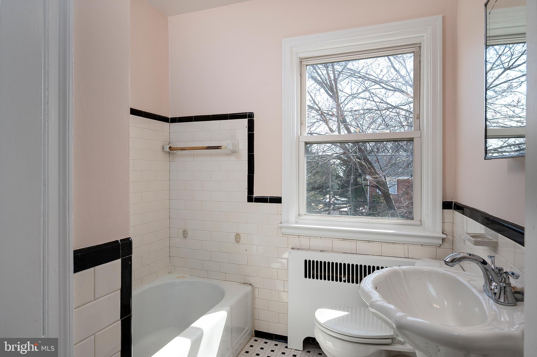 102 Westowne Road Baltimore, MD 21229 - Photo 16 of 31 Trendy Full Bathroom on the upper level