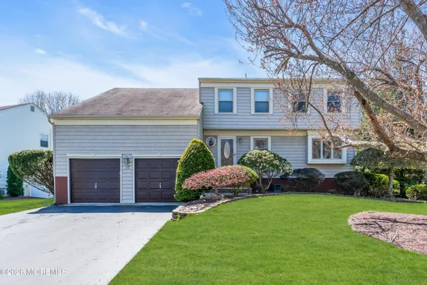 $725,000 | 17 Devon Drive, Manalapan, NJ 07726