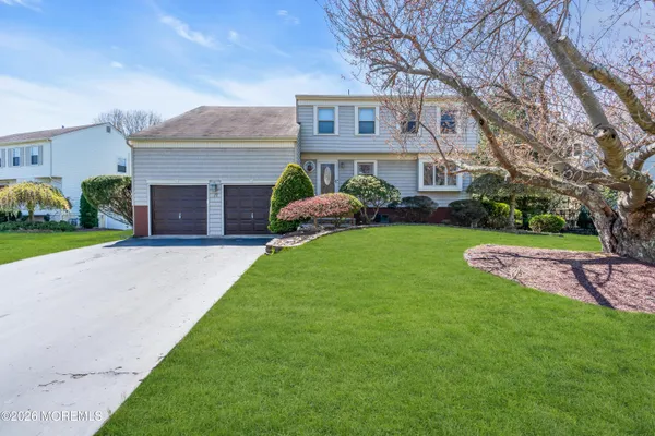 $725,000 | 17 Devon Drive, Manalapan, NJ 07726