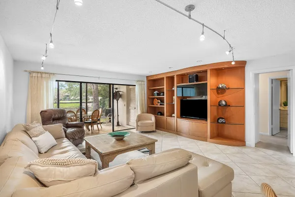 $84,900 | 22 Westgate Lane, Unit E, Boynton Beach, FL 33436