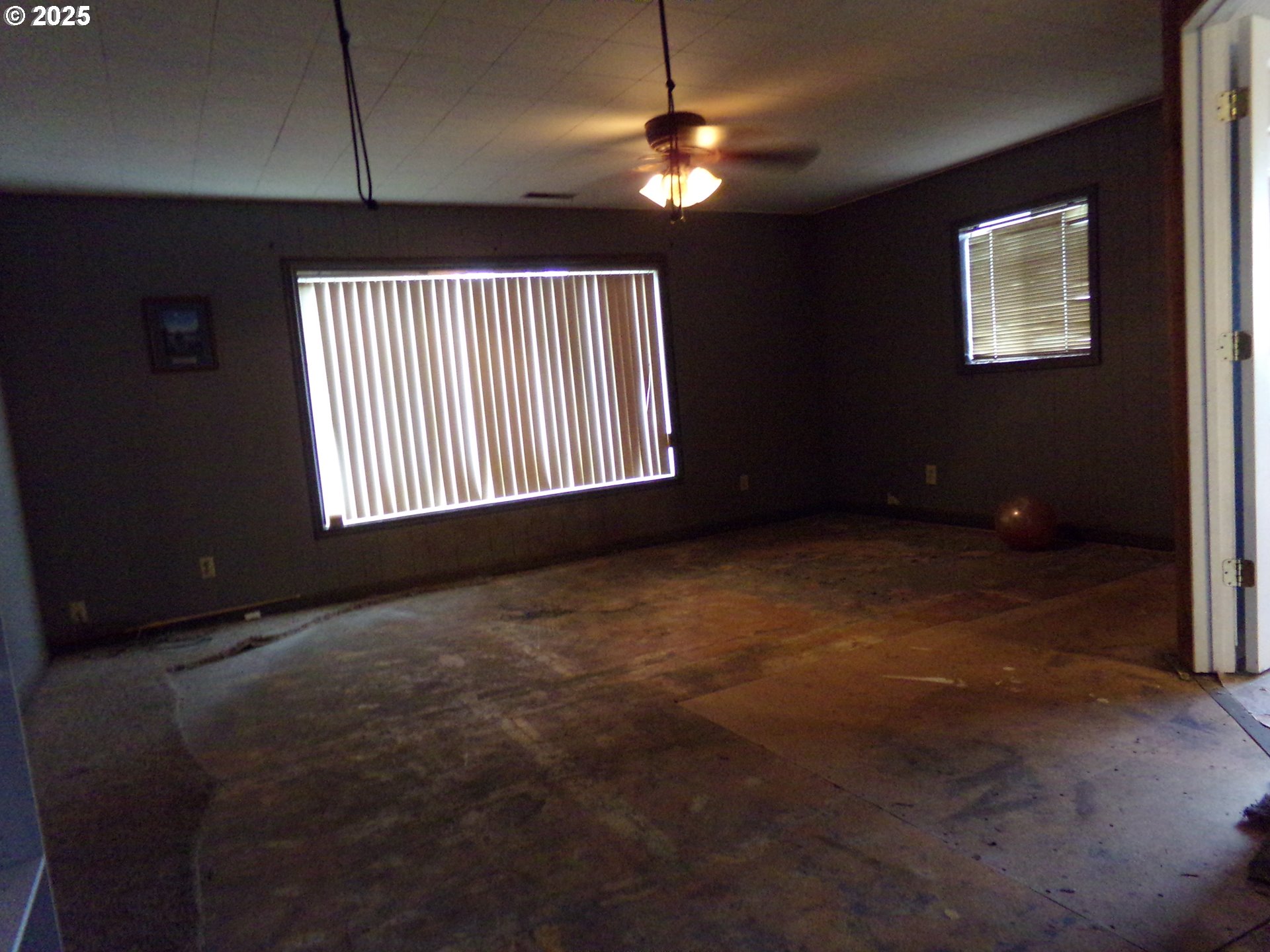 297 Arlene Avenue Southeast Salem, OR 97302 - Photo 11 of 16 a view of an empty room with a window