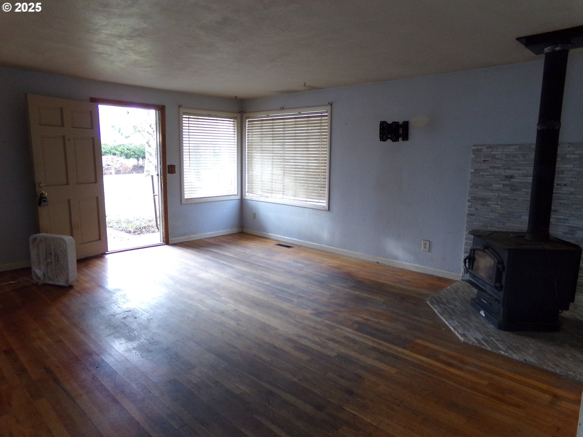 297 Arlene Avenue Southeast Salem, OR 97302 - Photo 4 of 16 a view of an empty room with wooden floor and a window