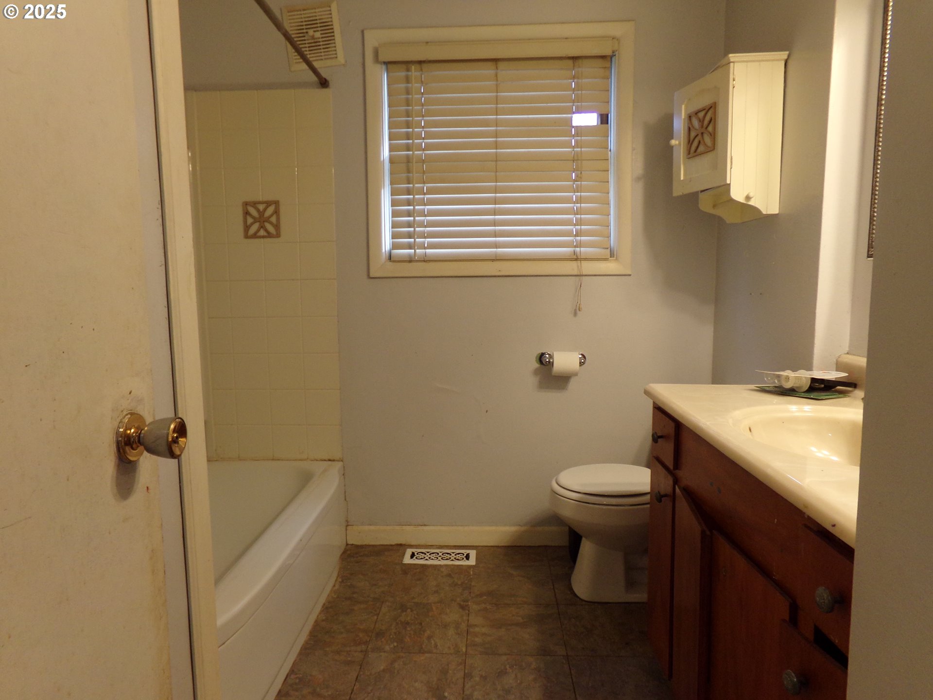 297 Arlene Avenue Southeast Salem, OR 97302 - Photo 9 of 16 a bathroom with a sink a toilet and shower
