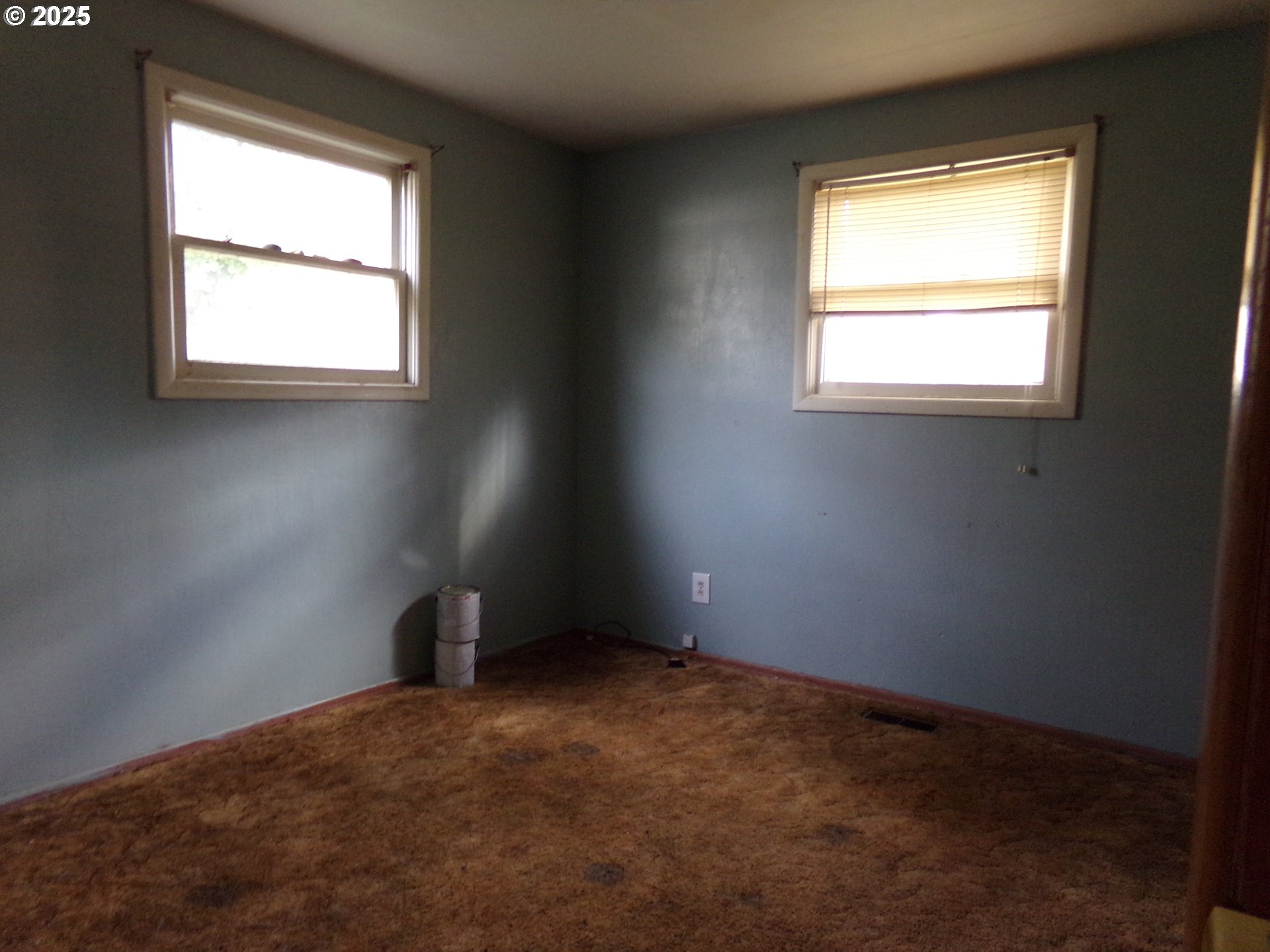 297 Arlene Avenue Southeast Salem, OR 97302 - Photo 10 of 16 an empty room with a window