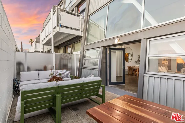 $1,425,000 | 615 Hampton Drive, Unit A102, Venice, CA 90291
