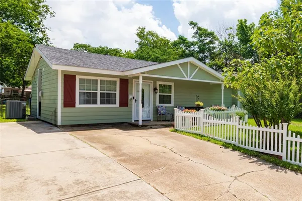 $250,000 | 812 Denton Drive, Euless, TX 76039