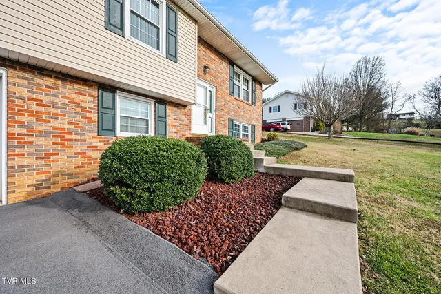 $339,985 | 229 Hill Top Circle, Bluff City, TN 37618