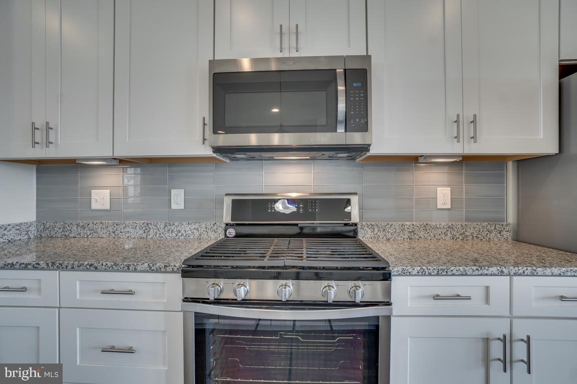19958 Abram Terrace Ashburn, VA 20147 - Photo 8 of 41 a stove top oven sitting inside of a kitchen