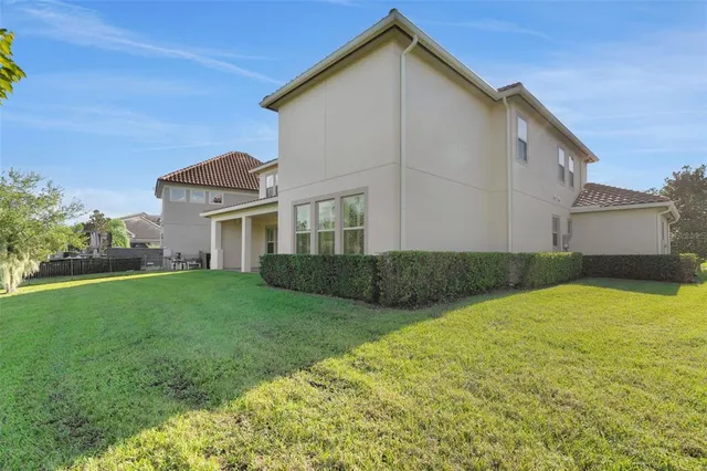 a view of an house with backyard and garden