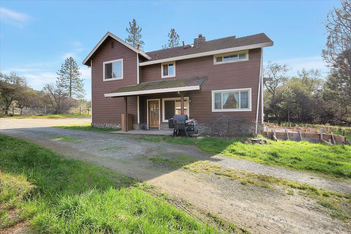 13980 Mountain House Road Penn Valley, CA 95946 - Photo 2 of 58 a front view of a house with garden