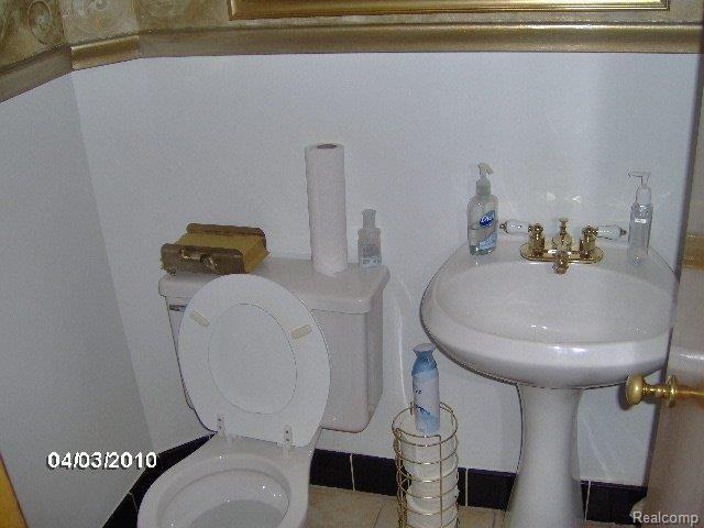 16555 Huntington Road Detroit, MI 48219 - Photo 11 of 16 1st Floor Lav