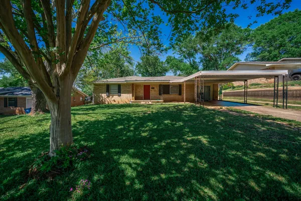 $200,000 | 1810 West Main Street, Henderson, TX 75652