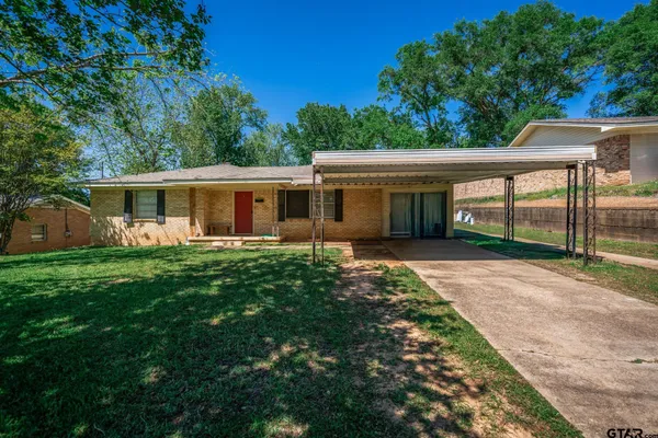 a view of a house with a backyard