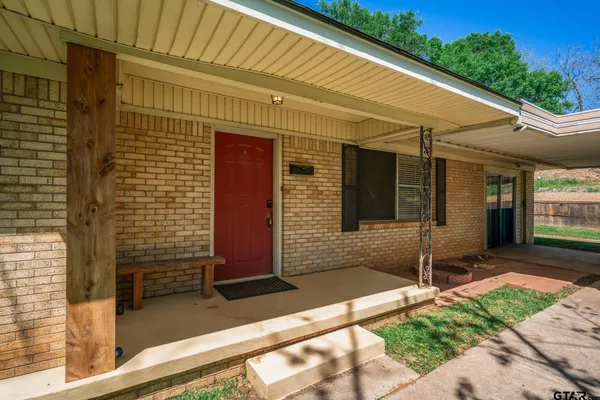 a view of house with backyard