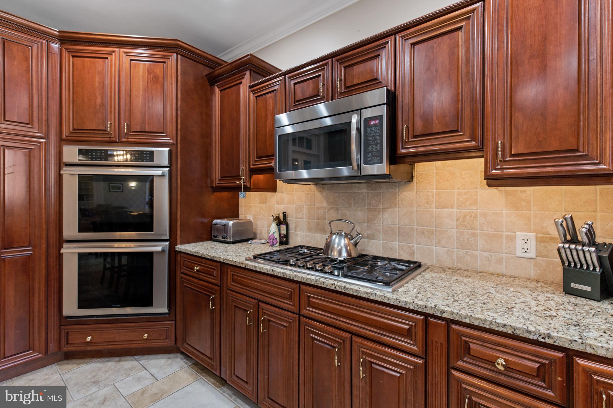 362 North Farm Drive Lititz, PA 17543 - Photo 8 of 39 Double oven/Thermador cooktop