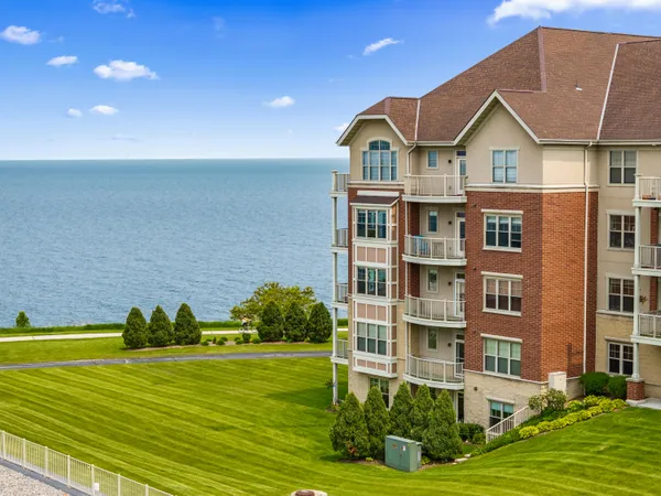 $345,000 | 4100 South Lake Drive, Unit 102, St. Francis, WI 53235