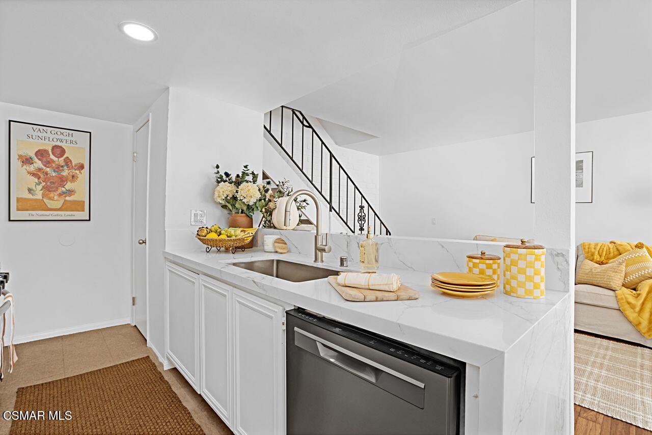 2045 North Avenida Refugio, Unit 2 Simi Valley, CA 93063 - Photo 5 of 22 11_11922378_183986_183986-EM-111