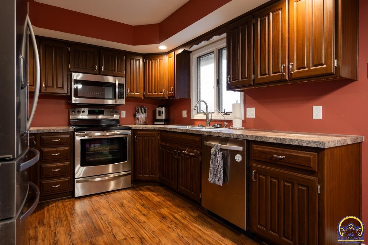 2146 Southeast 36th Street Topeka, KS 66605 - Photo 5 of 27