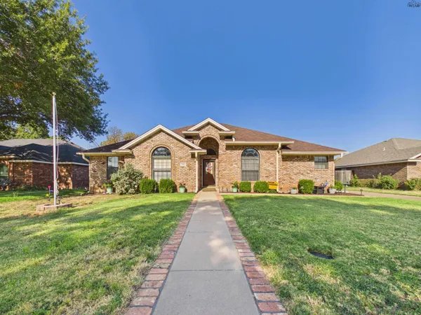 $259,900 | 816 Sugarbush Lane, Burkburnett, TX 76354