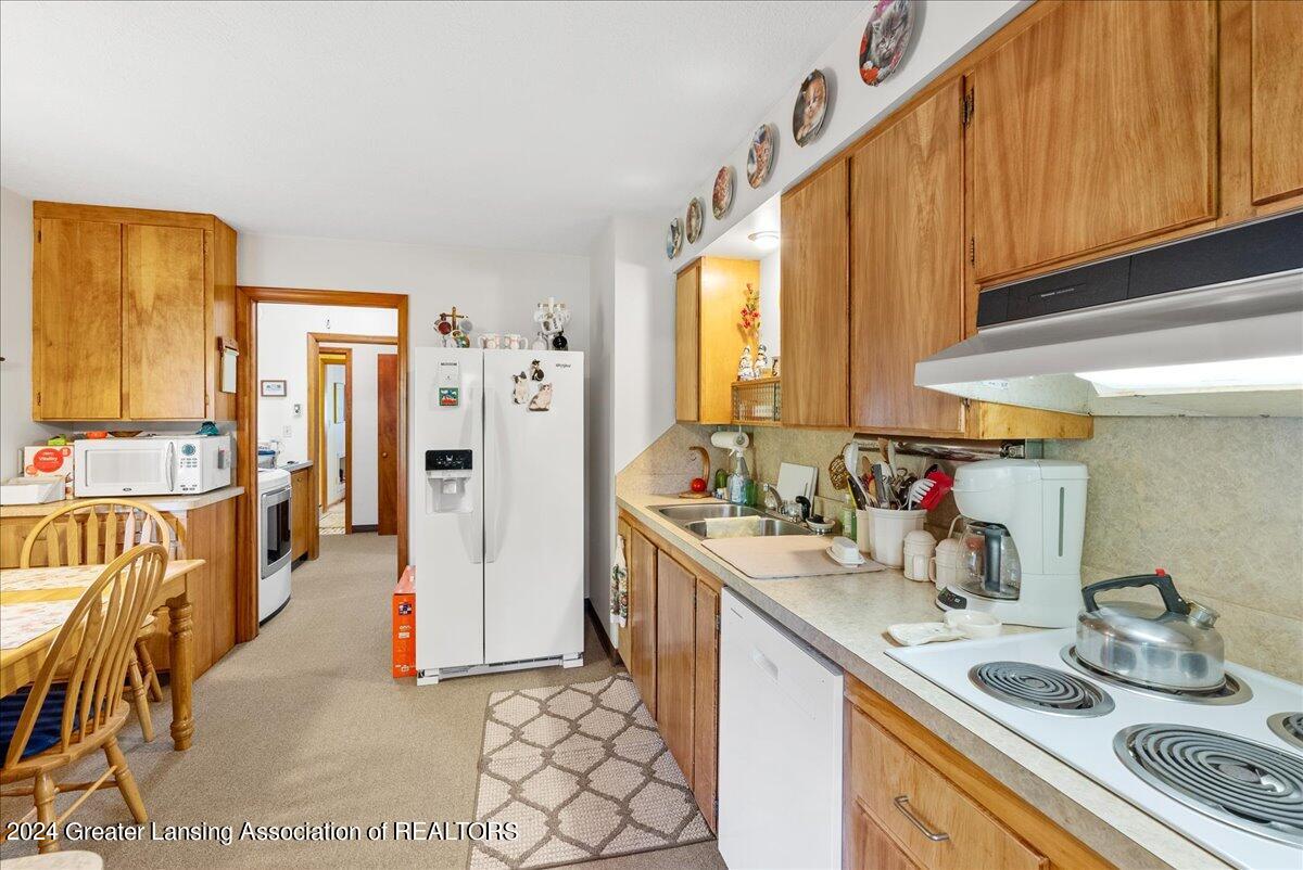 3200 Tecumseh River Road Lansing, MI 48906 - Photo 11 of 36 Kitchen