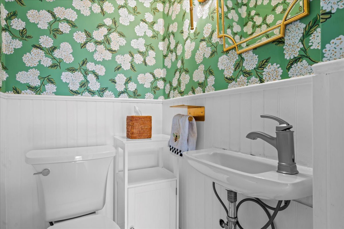 368 Woodland Road Highland Park, IL 60035 - Photo 13 of 29 a bathroom with a sink a mirror and a toilet