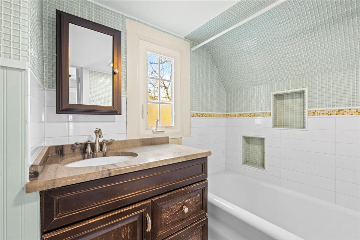 368 Woodland Road Highland Park, IL 60035 - Photo 19 of 29 a bathroom with a sink a bathtub and a mirror