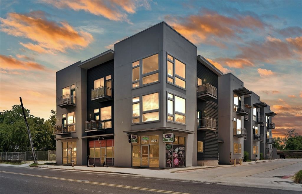 2931 East 12th St Unit 203  
