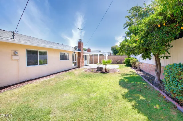 a view of a house with backyard and porch