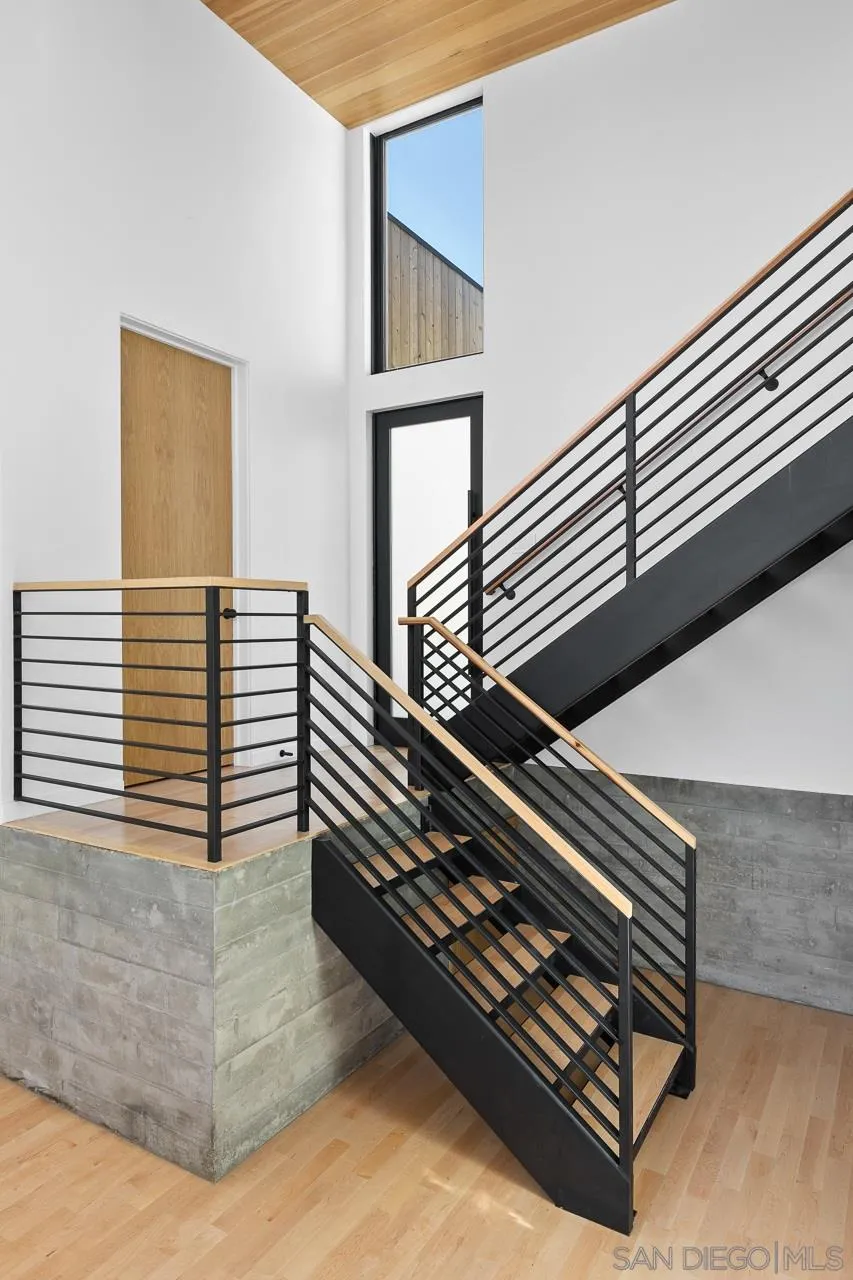 605 Cornish Drive Encinitas, CA 92024 - Photo 4 of 32 a view of entryway and hall