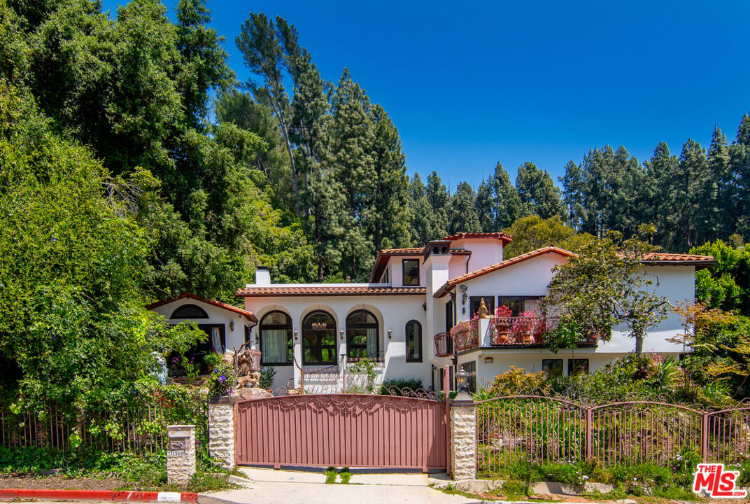 1260 Roscomare Road Los Angeles, CA 90077 - Photo 2 of 75 a front view of a house with a garden