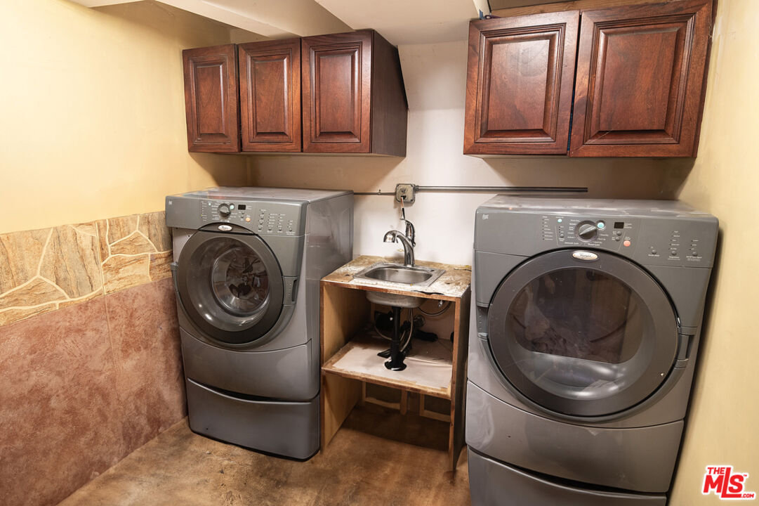 1260 Roscomare Road Los Angeles, CA 90077 - Photo 50 of 75 a utility room with dryer and washer