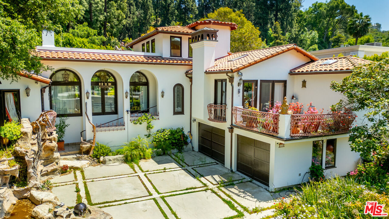 1260 Roscomare Road Los Angeles, CA 90077 - Photo 9 of 75 a front view of a house with garden