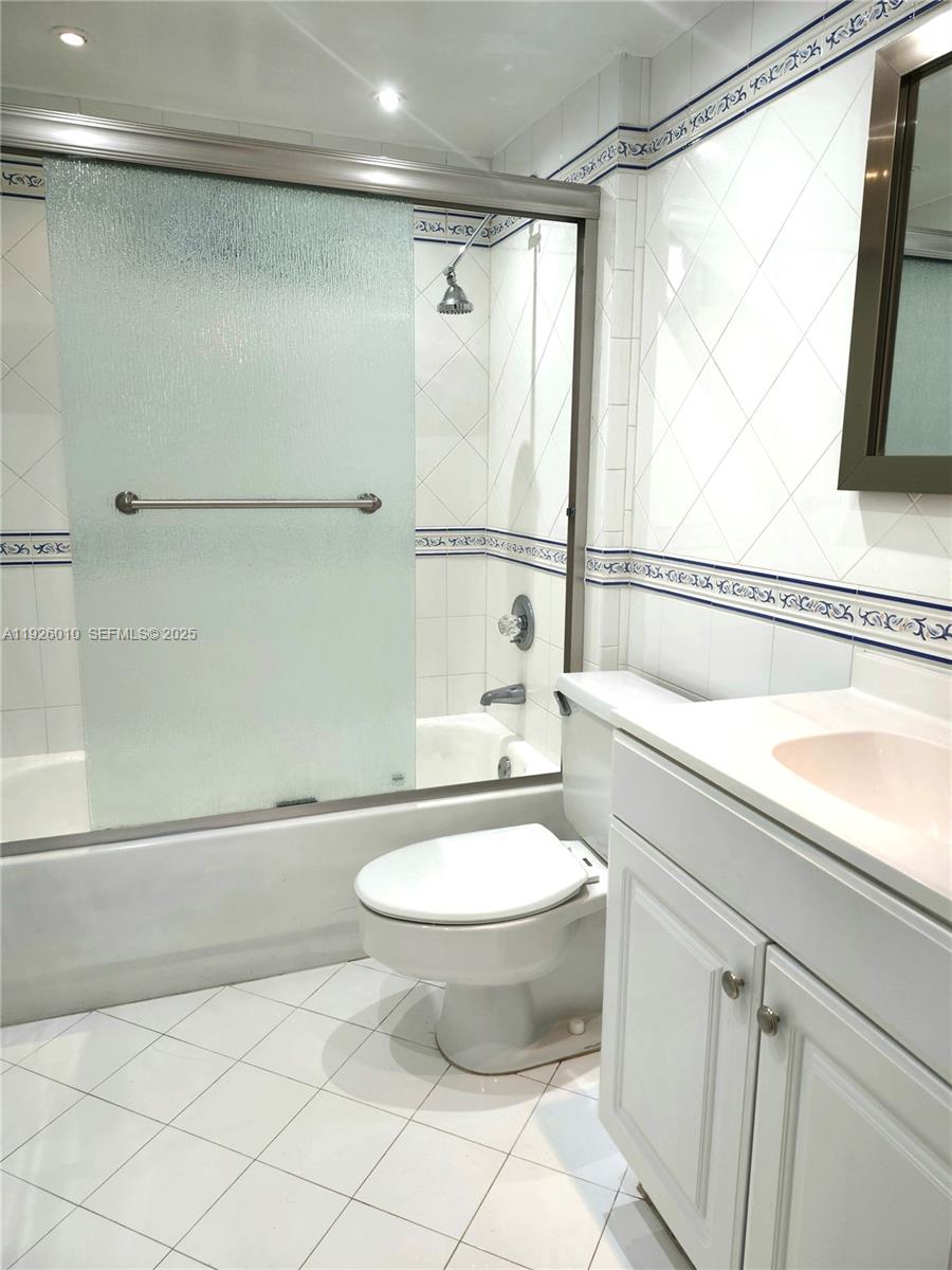 1666 West Avenue, Unit 312 Miami Beach, FL 33139 - Photo 16 of 42 a bathroom with a toilet a sink and a bathtub