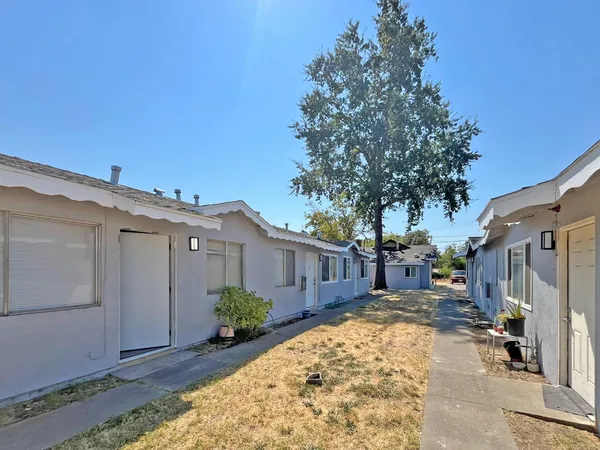 a view of a house with a backyard