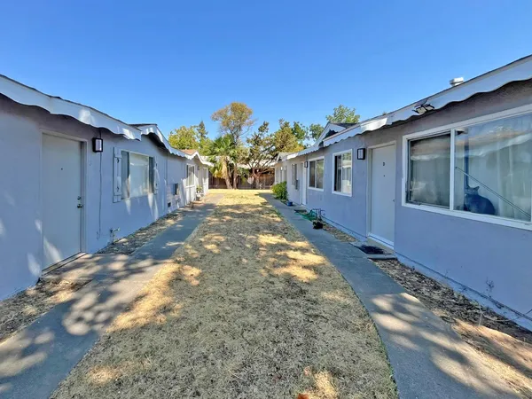 a view of a house with a backyard