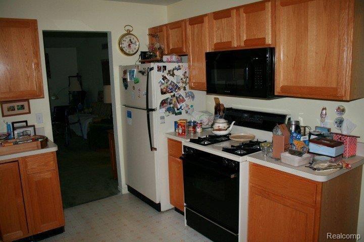1124 Curzon Street, Unit 13 Howell, MI 48843 - Photo 8 of 12 all appliances included