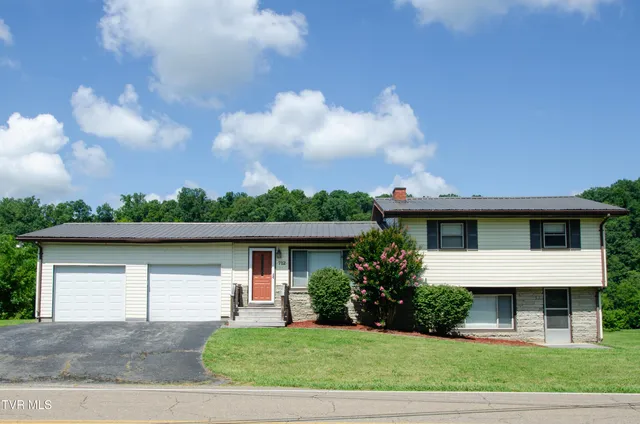 $285,000 | 712 Old Elizabethton Highway, Bluff City, TN 37618