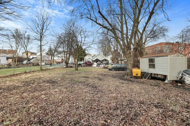 a view of yard with trees and bushes
