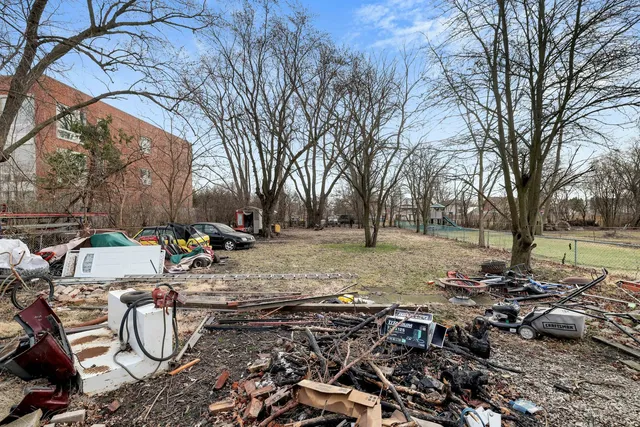 a view of yard with trees