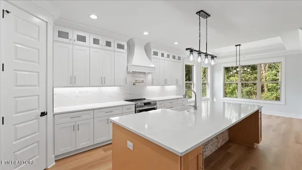 $633,900 | 131 Utsesti Lane, Loudon, TN 37774