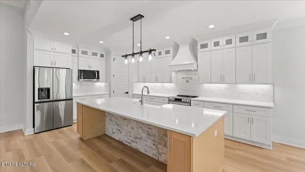 $633,900 | 131 Utsesti Lane, Loudon, TN 37774