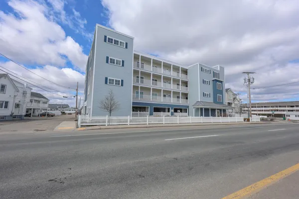 $489,000 | 180 Ashworth Avenue, Unit 101, Hampton, NH 03842