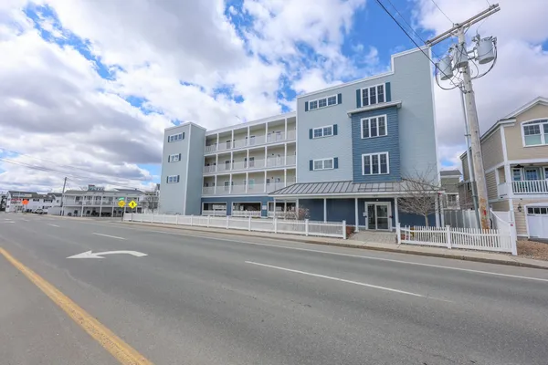 $489,000 | 180 Ashworth Avenue, Unit 101, Hampton, NH 03842