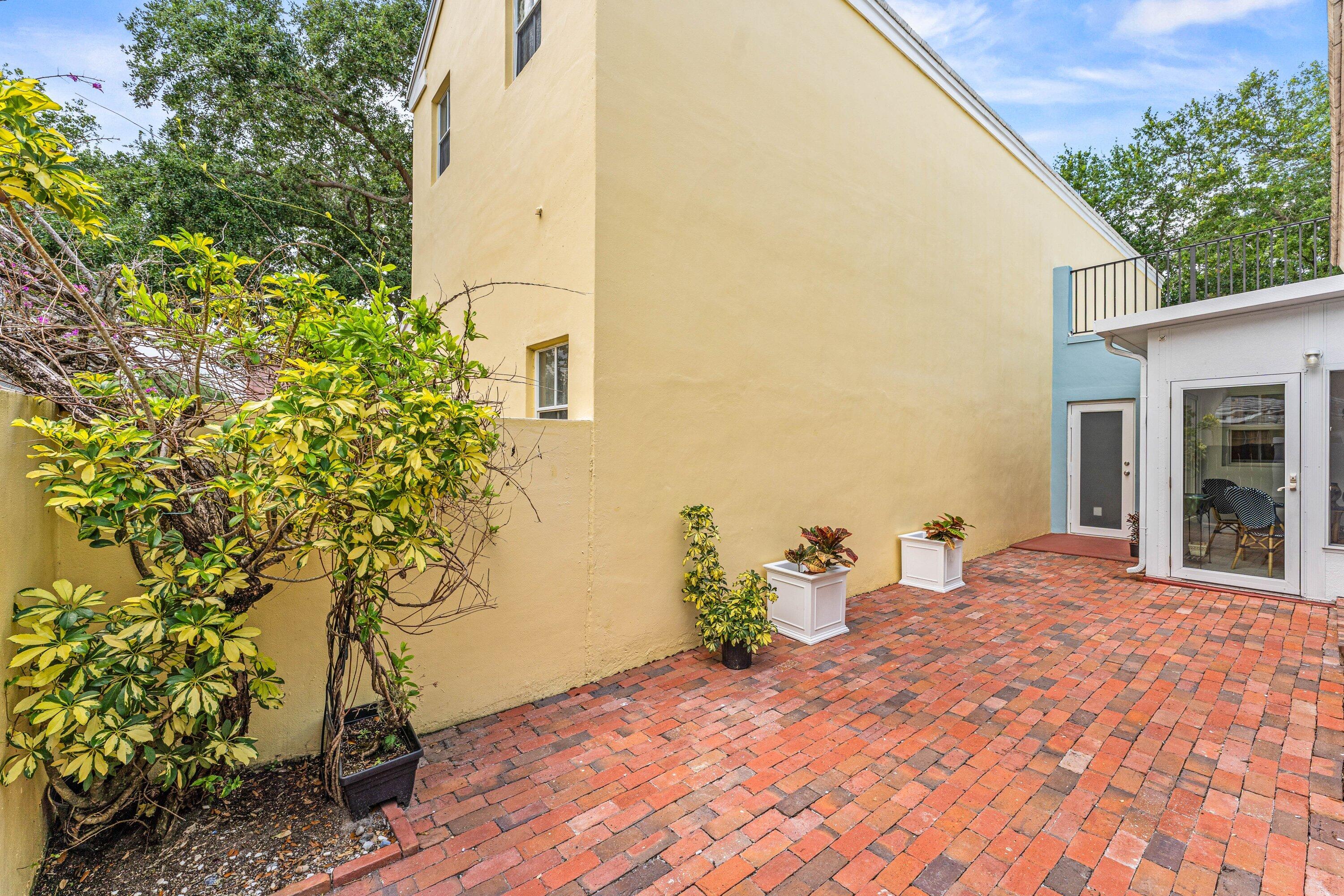 5908 Catesby Street Boca Raton, FL 33433 - Photo 29 of 49 a view of a backyard of the house