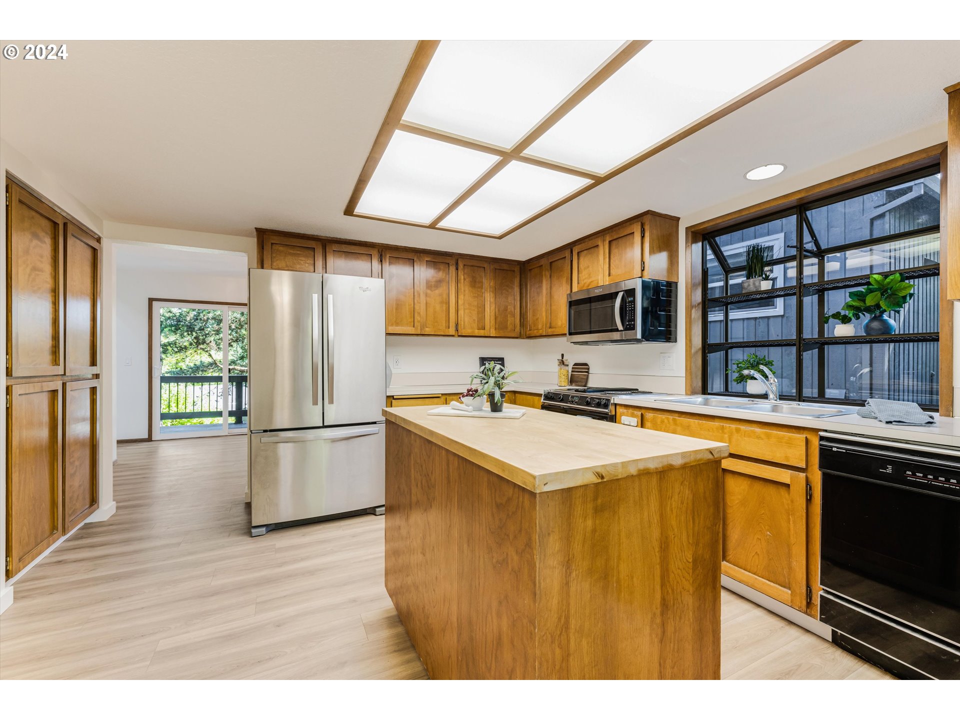 10021 Southwest Quail Post Road Portland, OR 97219 - Photo 17 of 41 Gallery Image 17