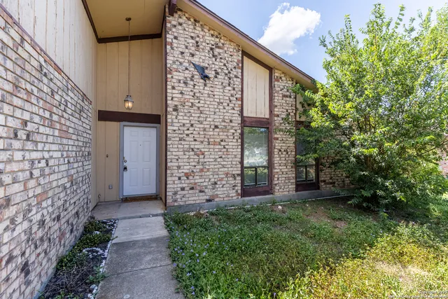 a view of a house with a backyard