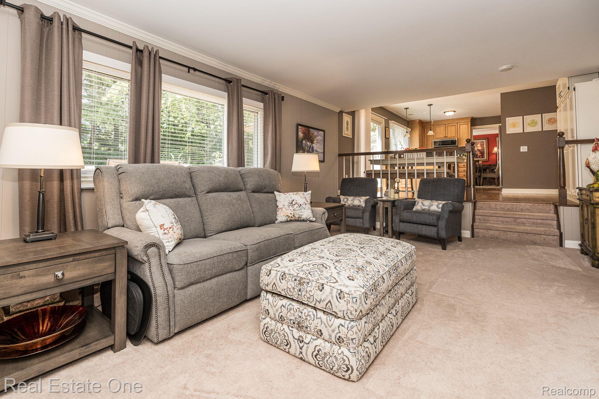 925 Laurel Avenue Rochester, MI 48309 - Photo 17 of 37 Family Room with view to Kitchen