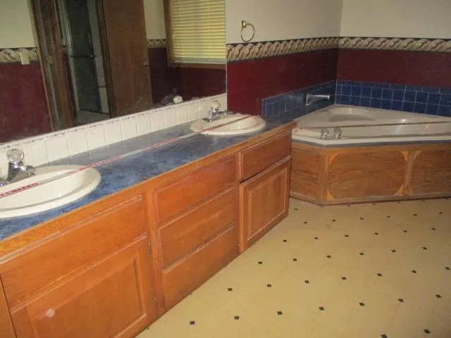 $207,000 | 808 East Hawthorne Drive, Derby, KS 67037